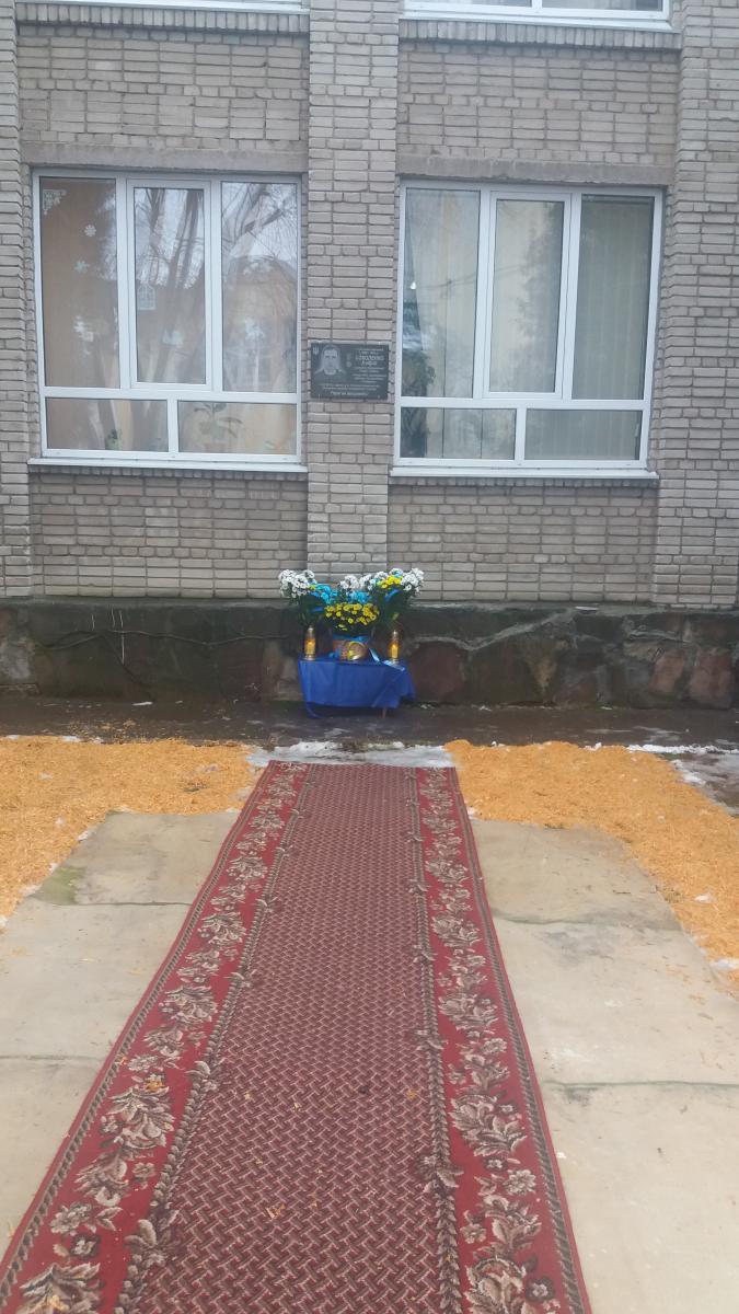 Фото 1: На фасаді школи № 48 відкрили Пам’ятну дошку герою АТО Андрію Соколенку
