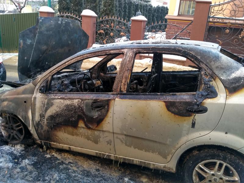 Фото 1: Вночі згорів автомобіль дружини Юрія Лукашевського