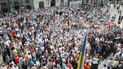 Фото: Майже 5 тис осіб прийшли на пл Ринок підтримати позицію місцевого самоврядування щодо сміттєвої блокади Львова