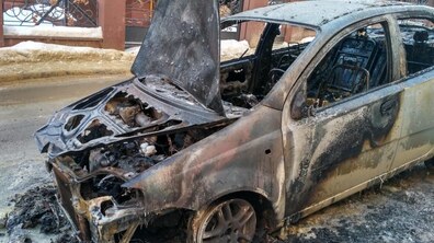 Фото: Вночі згорів автомобіль дружини Юрія Лукашевського