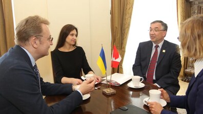 Фото: Міський голова Львова зустрівся з Надзвичайним та Повноважним Послом Канади в Україні Романом Ващуком