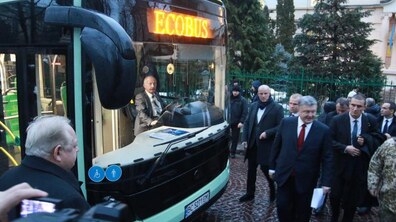 Фото: Делегація на чолі з Президентом проїхалась львівським електробусом