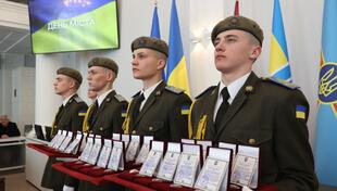 У мерії Львова 25 львів’ян посмертно нагородили «Почесним знаком Святого Юрія» за оборону Незалежності України
