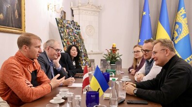 Lviv Mayor Andriy Sadovyi welcomes a delegation from Latvia, led by Minister of Climate and Energy Kaspars Melnis, to his office.
