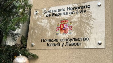 A transparent plaque on the façade of the building where the Honorary Consulate of the Kingdom of Spain was opened. The inscription is in Ukrainian and Spanish.