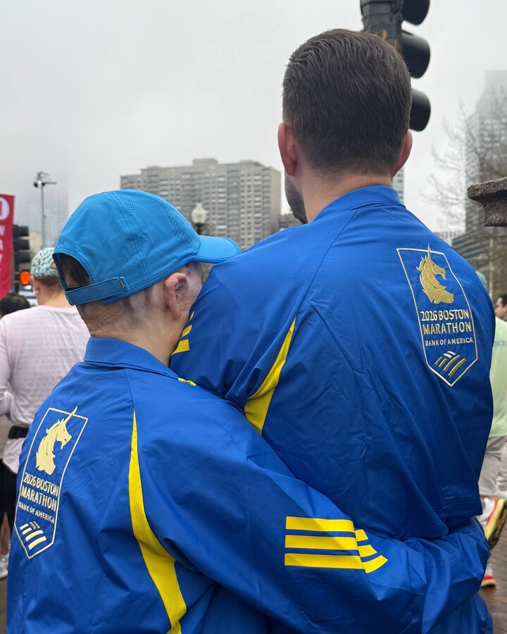 Фото зі спини. Роман міцно обіймає батька. На хлопцях синьо-жовта форма
