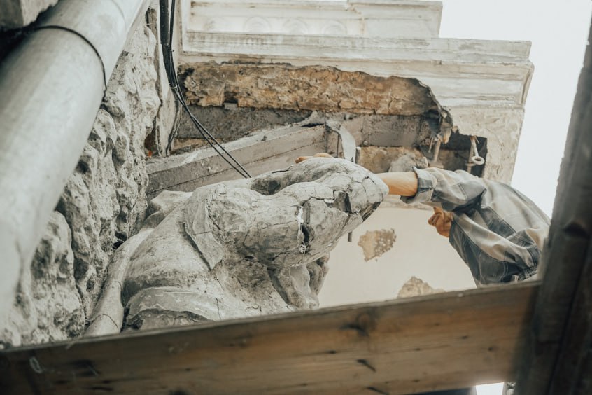 Фото 2: У Львові в 150-річному будинку-пам&rsquo;ятці відреставрували два балкони з атлантами