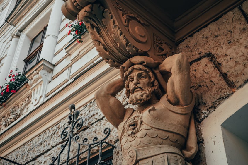 Фото 1: У Львові в 150-річному будинку-пам&rsquo;ятці відреставрували два балкони з атлантами