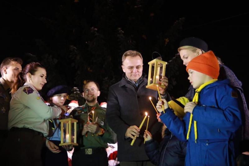 Фото 1: Пластуни та&nbsp;скаути передадуть Вифлеємський вогонь миру громаді міста Львова