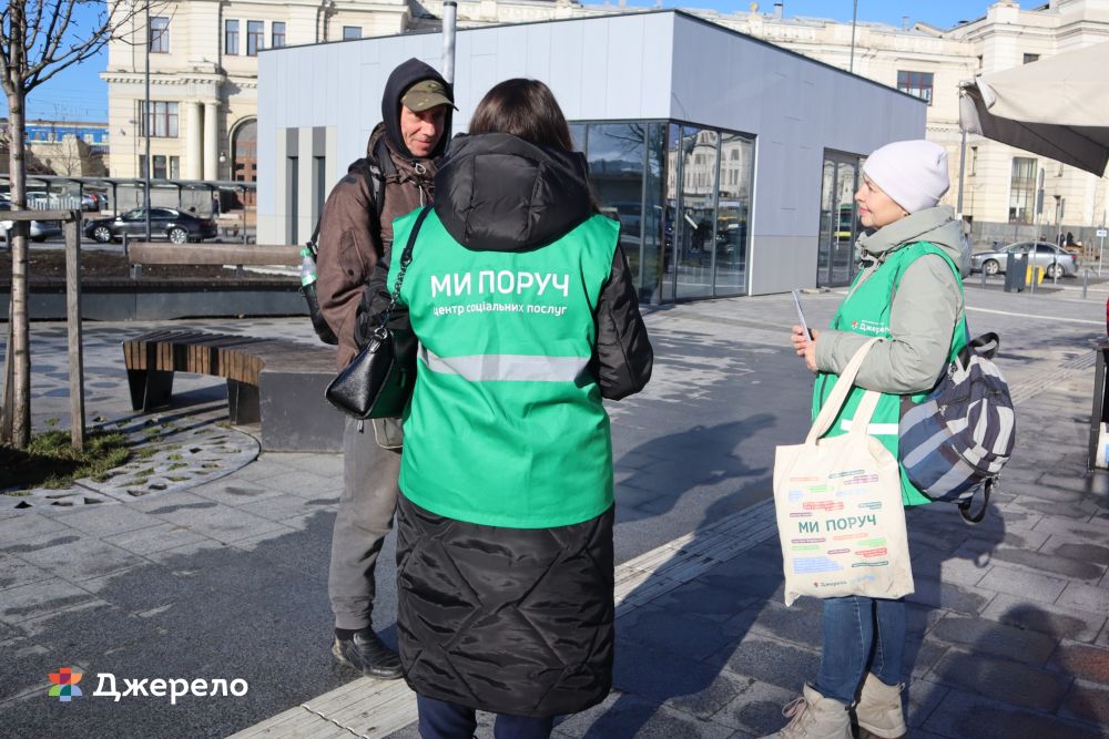 Фото 1: У Львові через похолодання посилили патрулювання для допомоги бездомним людям