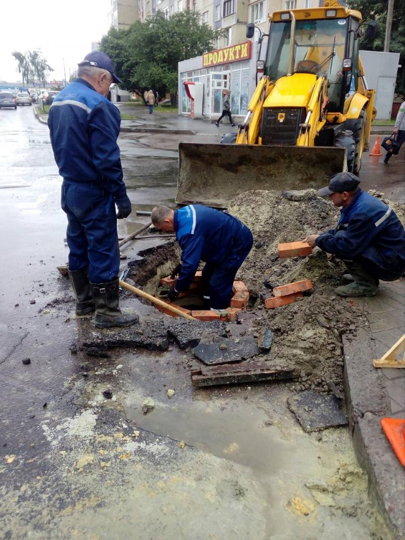 Фото 1: Роботу з&nbsp;підняття люка на&nbsp;вул. Пасічній буде виконано до&nbsp;10 липня