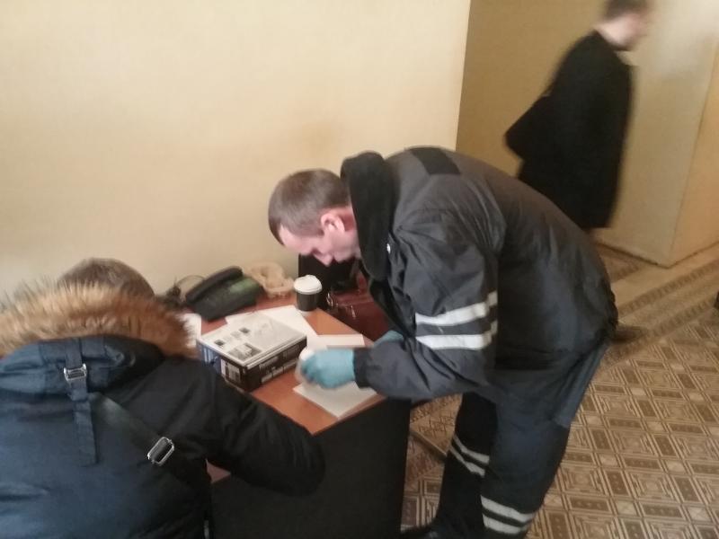Фото 1: На позачергове засідання сесії ЛМР увірвались невідомі особи, в одного з них відібрали ніж