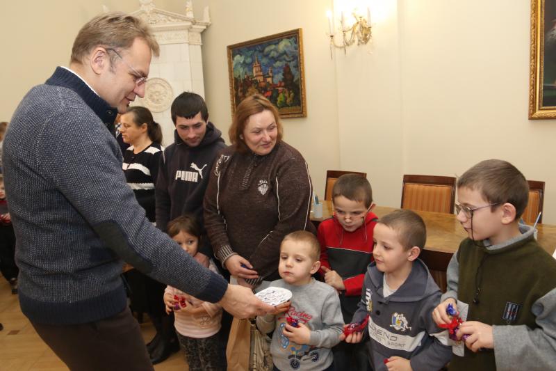 Фото 2: Три багатодітні сім&rsquo;ї отримали ключі від нових квартир у Львові