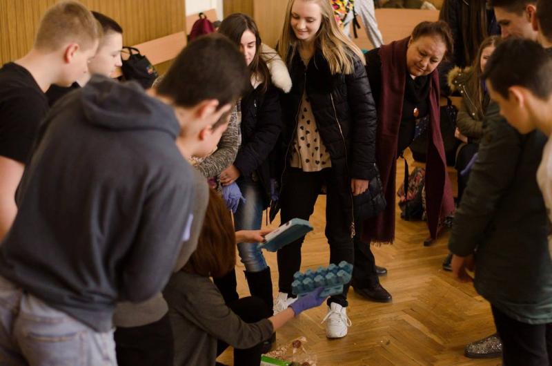 Фото 1: Студенти УКУ реалізували в одній із львівських шкіл екологічний проект із сортування сміття