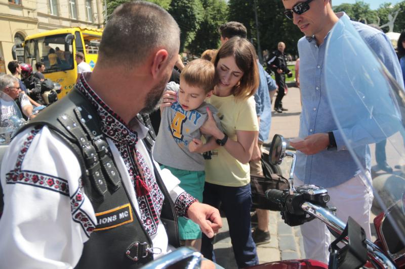 Фото 1: Під час акції &laquo;Коло благодійності&raquo; зібрали понад 20 тис грн. на операції дітям