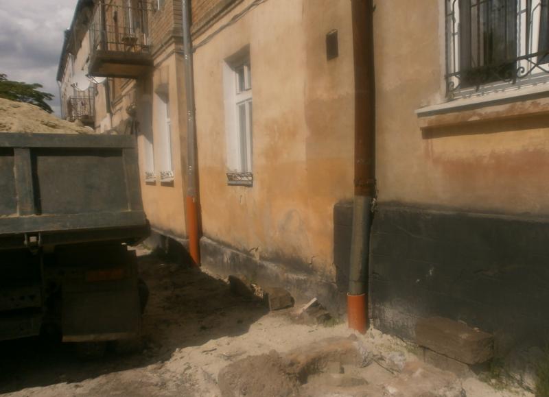 Фото 1: На вул. Зустрічній ЛМКП &laquo;Львівводоканал&raquo; проводить ремонт водопровідних та каналізаційних мереж