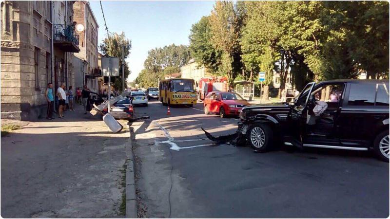 Фото 1: Через наїзд автомобіля на стовп госпіталізовано водія