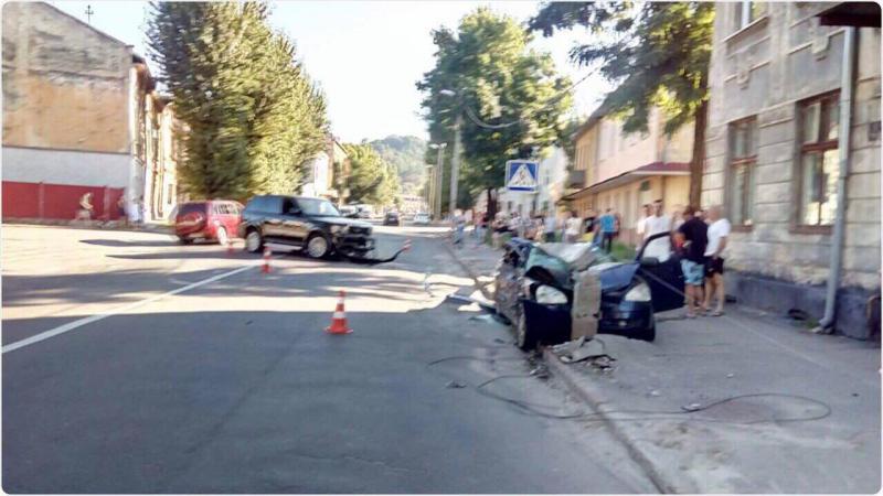 Фото 2: Через наїзд автомобіля на стовп госпіталізовано водія