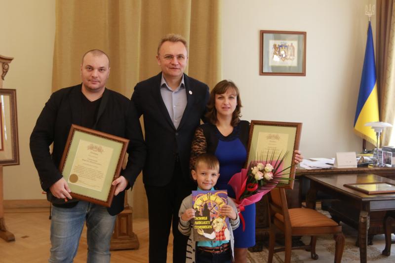 Фото 1: Міський голова вручив подяки волонтерам Благодійного товариства &laquo;Мій тато захищає Україну&raquo;
