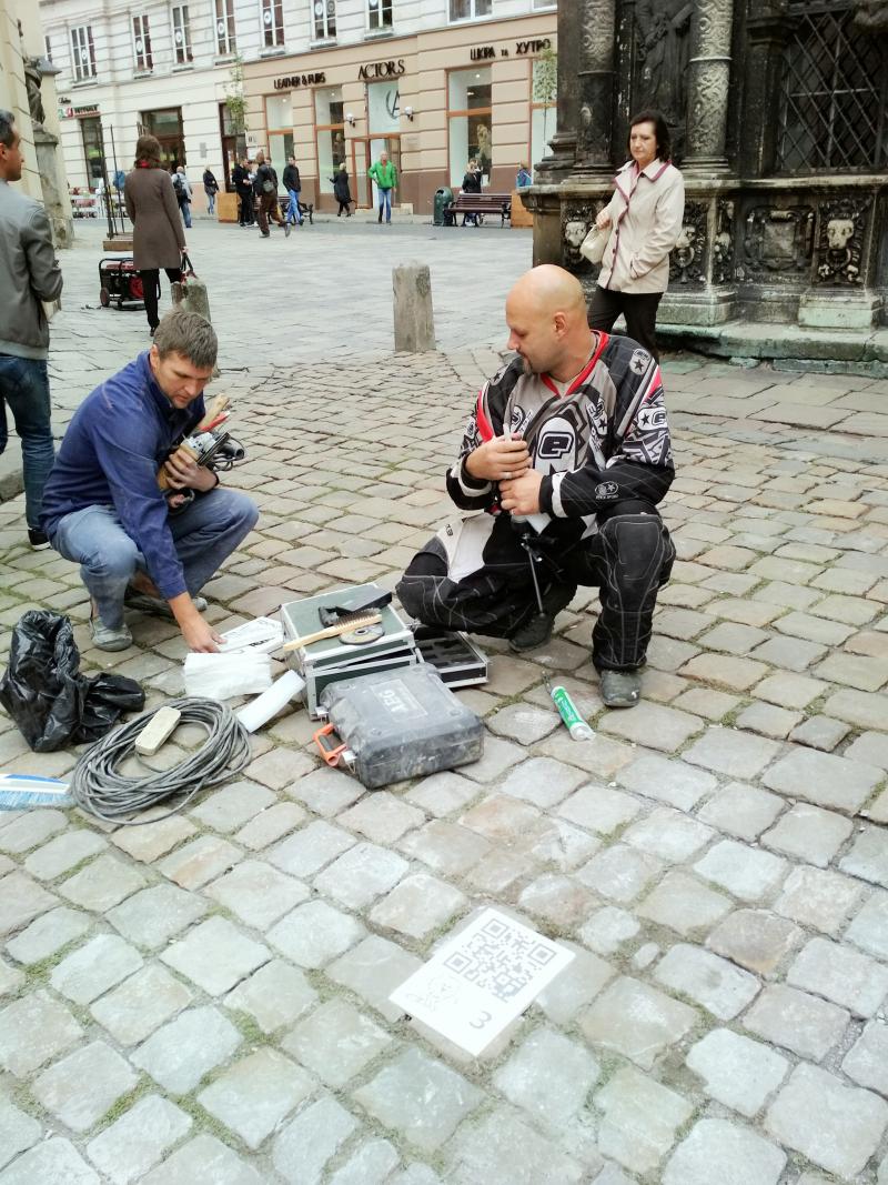 Фото 1: Сьогодні у Львові розпочали роботи з монтажу кам'яних табличок &laquo;розумного&raquo; екскурсійного маршруту &laquo;Вперше у Львові&raquo;