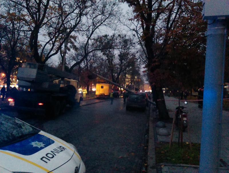 Фото 1: На пр Свободи опора впала на машину, причини події з&rsquo;ясовують, не курсує тролейбус №13