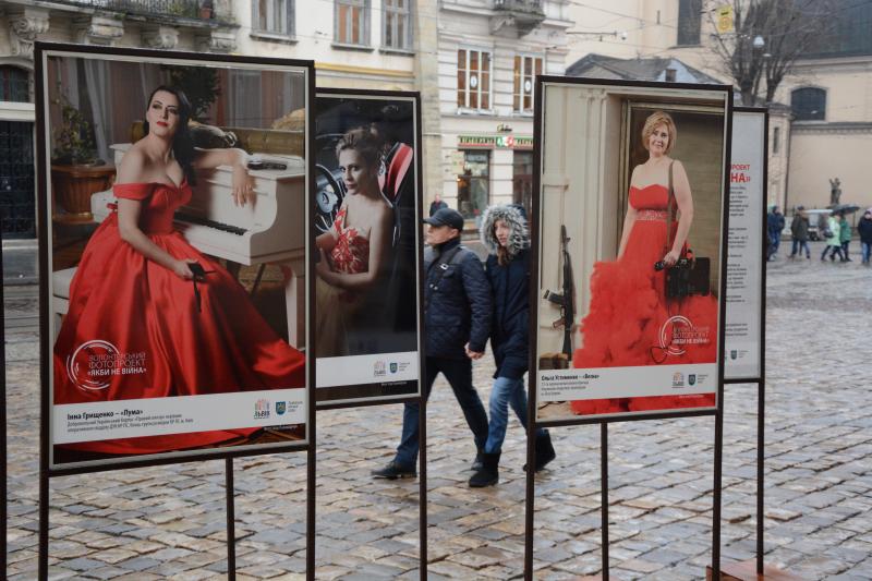 Фото 2: На головній площі міста, при вході в Ратушу, триває виставка світлин &laquo;Жінки на війні&raquo;