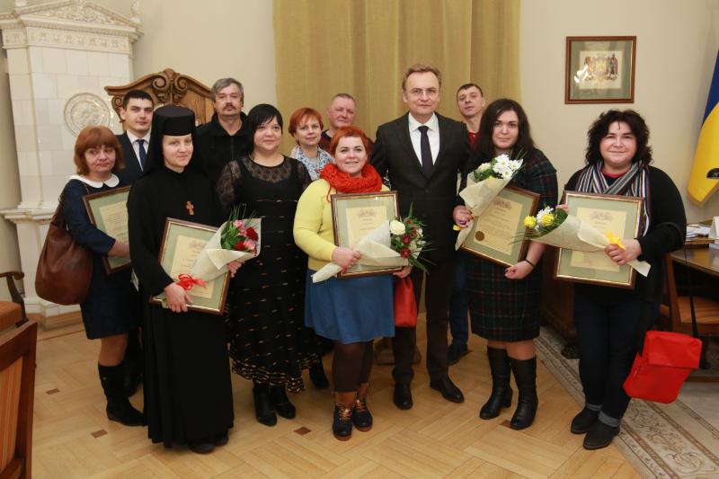 Фото 2: &laquo;Якби не наші волонтери, добровольці, то невідомо, чи ми би мали сьогодні країну&raquo;, - А. Садовий