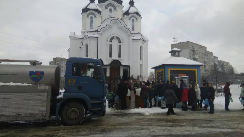 Фото 1: Аварійно-ремонтні роботи на магістральному водогоні завершили, розпочався запуск води. У місті працює 17 водовозок