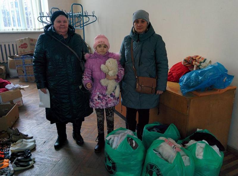 Фото 1: Для потребуючих Шевченківського району організували &laquo;куток речової допомоги&raquo;