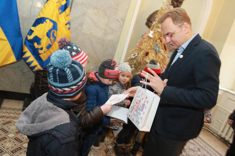 Фото 1: Діти передали міському голові Львова еко-ялинку