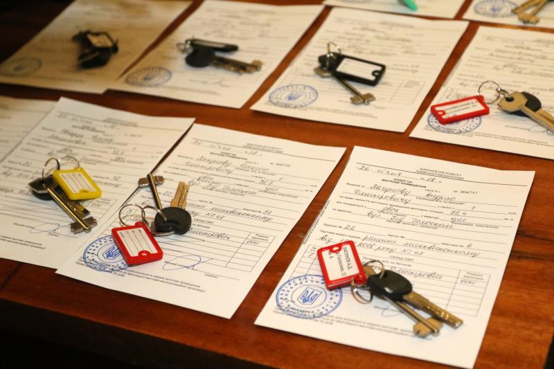 Фото 2: &laquo;Для нас велика честь, що ви є разом з нами, для нас велика честь служити вам&raquo;, - А.Садовий під час вручення сім&rsquo;ям бійців АТО ордерів на квартири
