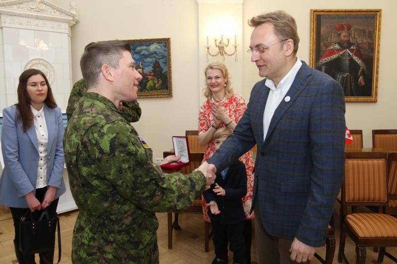 Фото 1: Мер Львова нагородив канадського підполковника Кріса К. Рівза Орденом св. Юрія