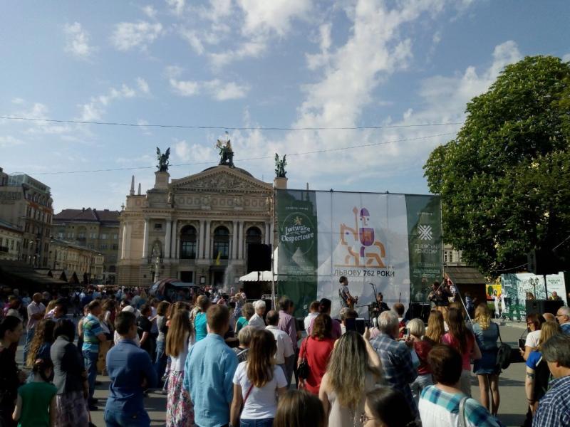 Фото 1: На&nbsp;площі перед Оперним театром розпочалась ретро-вечірка