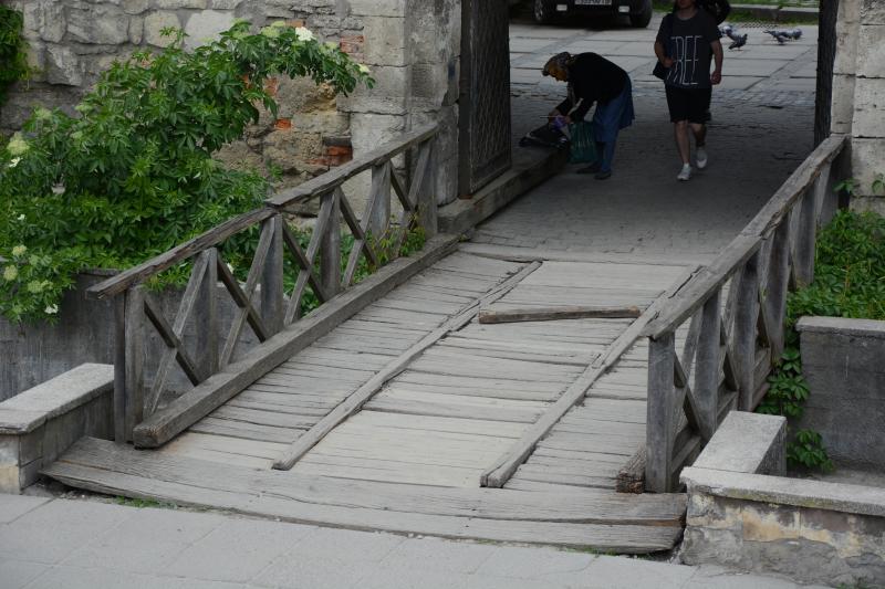 Фото 1: Підприємці відремонтують місток в&nbsp;брамі Глинянської вежі