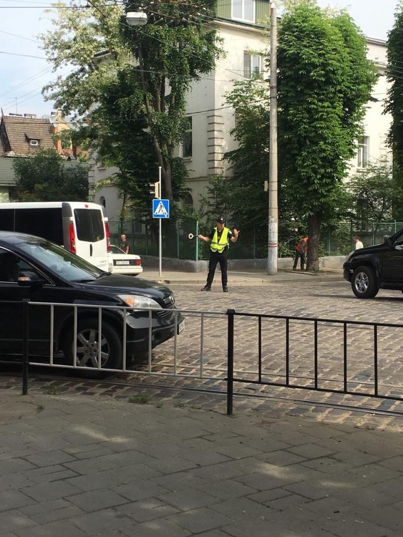 Фото 1: На&nbsp;перехресті вул. Коновальця&nbsp;&mdash; вул. Мельника світлофори переведені в&nbsp;режим &laquo;жовтого миготіння&raquo;: патрульна поліція проводить практичні навчання