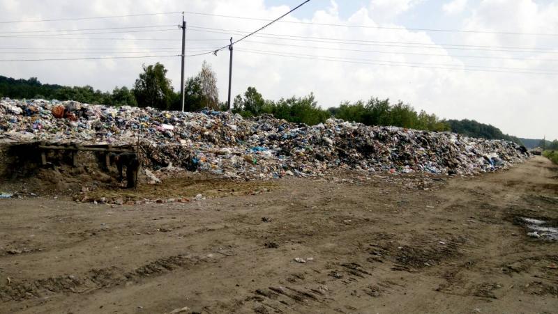 Фото 1: На&nbsp;перевантажувальній станції побутових відходів, що&nbsp;на&nbsp;вул. Північній, накопичено орієнтовно 3 тис. тонн сміття
