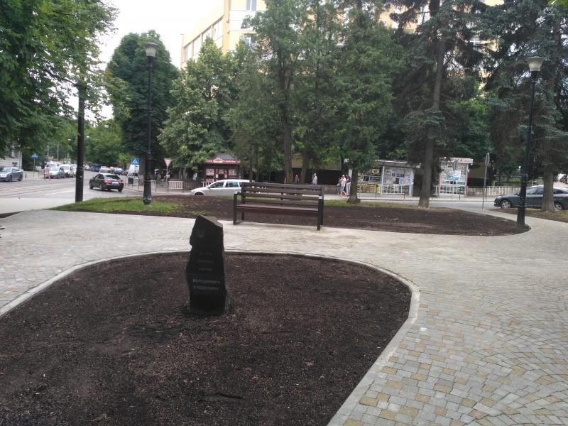 Фото 1: На&nbsp;пл.&nbsp;Яцека Куроня завершують ремонтні роботи: встановлено лавочки і&nbsp;облаштовано додаткову доріжку