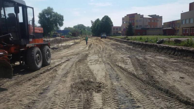 Фото 1: На&nbsp;вул. Пластова триває капітальний ремонт дороги