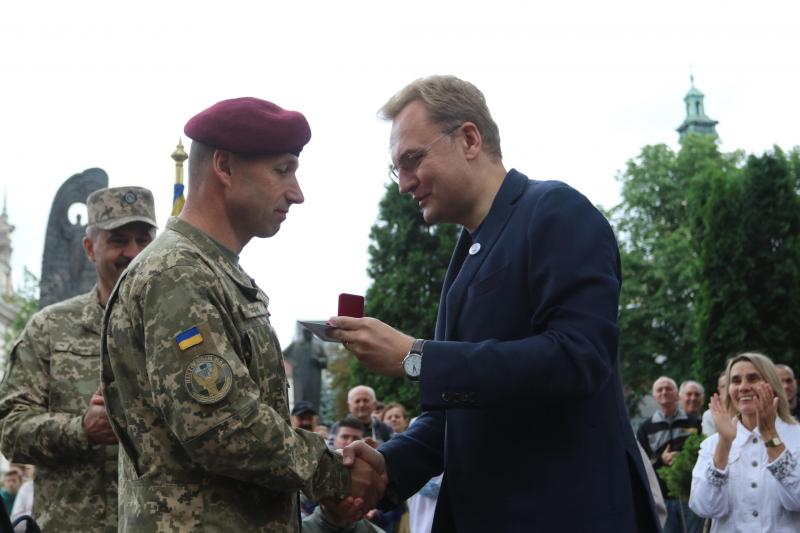 Фото 2: &laquo;Ви&nbsp;&mdash; слава і&nbsp;честь нашого міста&raquo;,&nbsp;&mdash; А. Садовий до&nbsp;військовослужбовців 80-тої десантно-штурмової бригади