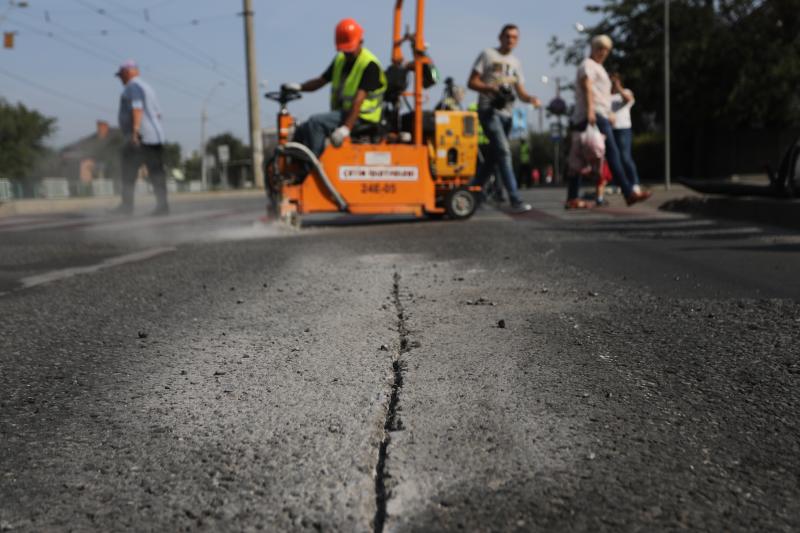 Фото 1: На&nbsp;вул. Кульпарківській ліквідовують тріщини на&nbsp;дорожньому полотні