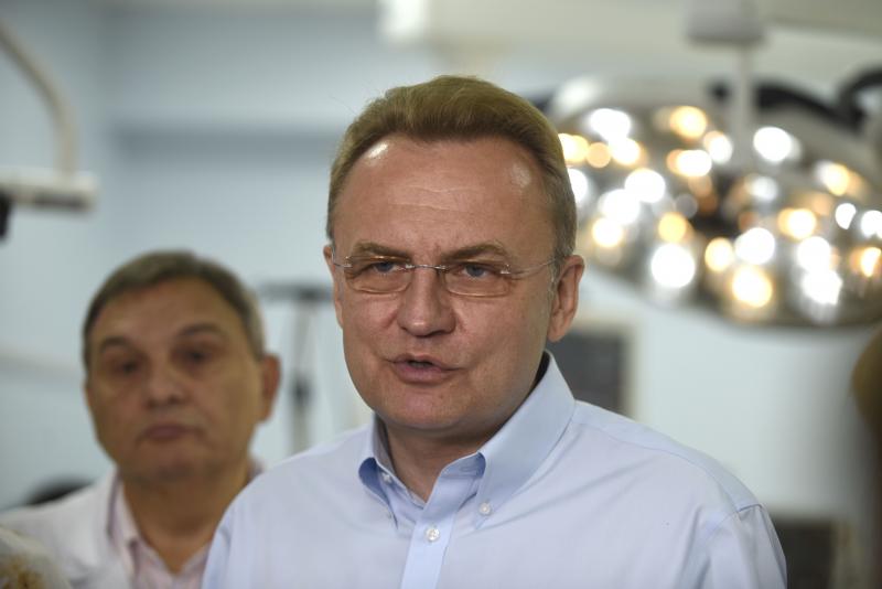 Фото 1: &laquo;Приємно, що&nbsp;сьогодні ми&nbsp;можемо показати операційну, яку можна побачити в&nbsp;Ізраїлі, Німеччині, Австрії&raquo;,&nbsp;&mdash; А. Садовий під час огляду нової операційної в&nbsp;дитячій лікарні