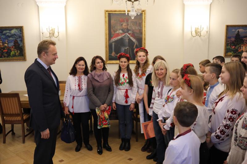 Фото 1: Міський голова Львова зустрівся з&nbsp;дітьми зі&nbsp;сходу країни