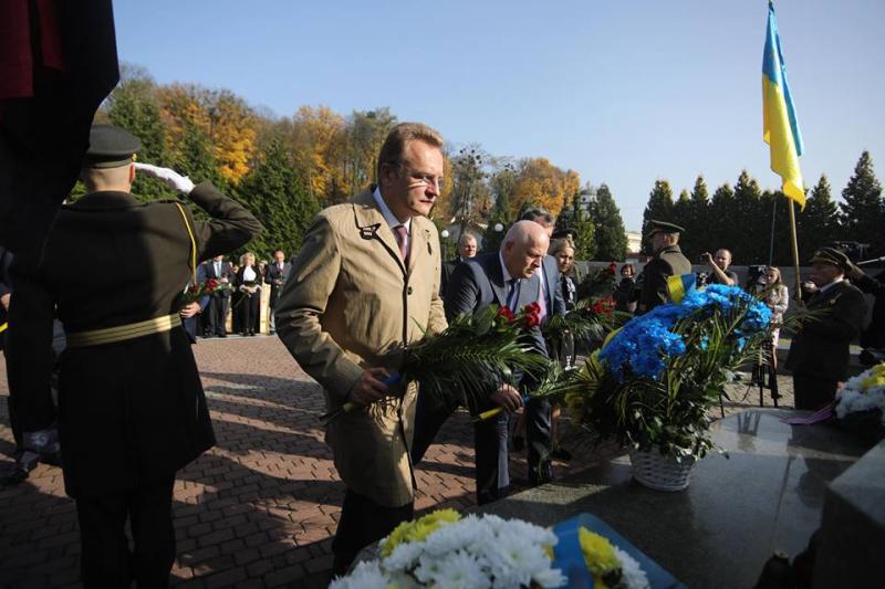 Фото 1: До&nbsp;100-річчя ЗУНР у&nbsp;Львові помолились біля могил Героїв