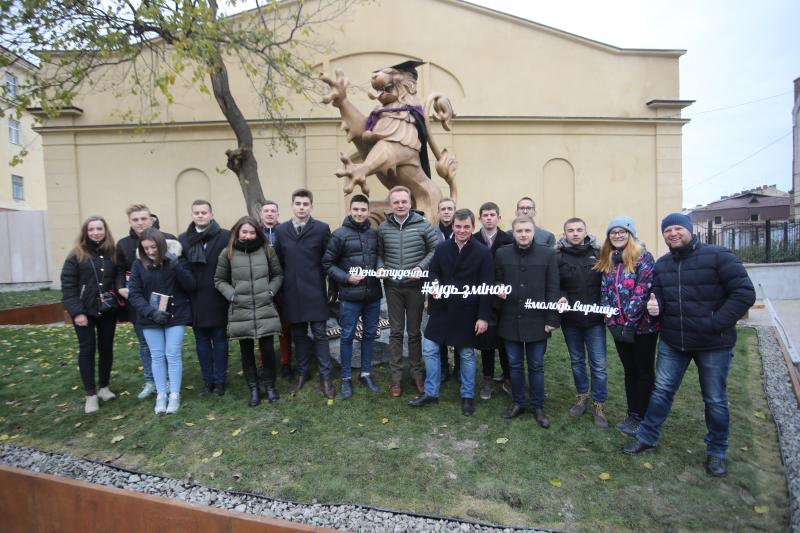 Фото 2: До&nbsp;Дня студента львівських левів одягнули у&nbsp;мантії