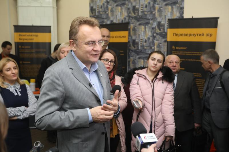 Фото 1: &laquo;Наша мета&nbsp;&mdash; щоб діти отримували найбільш якісні знання, щоб вчитель мав можливість показати це&nbsp;на&nbsp;різних прикладах&raquo;,&nbsp;&mdash; А. Садовий про мобільну наукову лабораторію