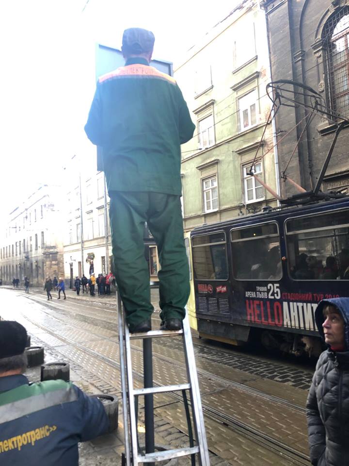 Фото 1: Трамвайну зупинку на вул. Руській перенесли ближче до пл. Ринок
