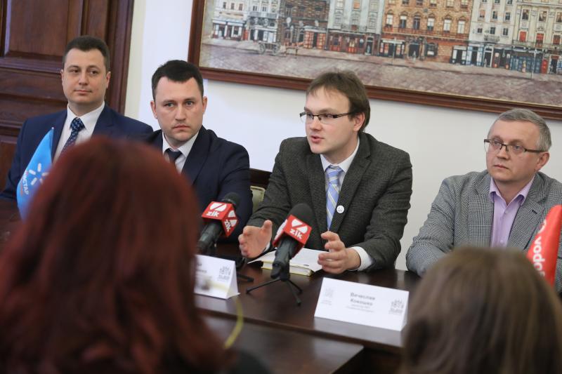 Фото 1: Пасажири львівського електротранспорту можуть розраховуватися за&nbsp;проїзд з&nbsp;допомогою sms-повідомлень: нову форму оплати підтримує &laquo;Київстар&raquo;, Vodafone і&nbsp;lifecell