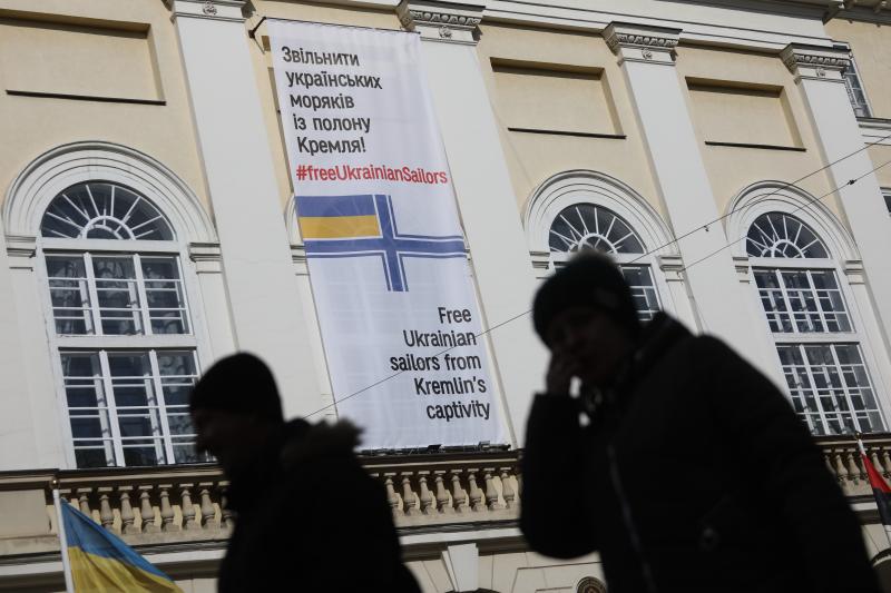 Фото 1: На&nbsp;фасаді Ратуші вивісили банер на&nbsp;підтримку українських військових моряків, які перебувають в&nbsp;російському полоні
