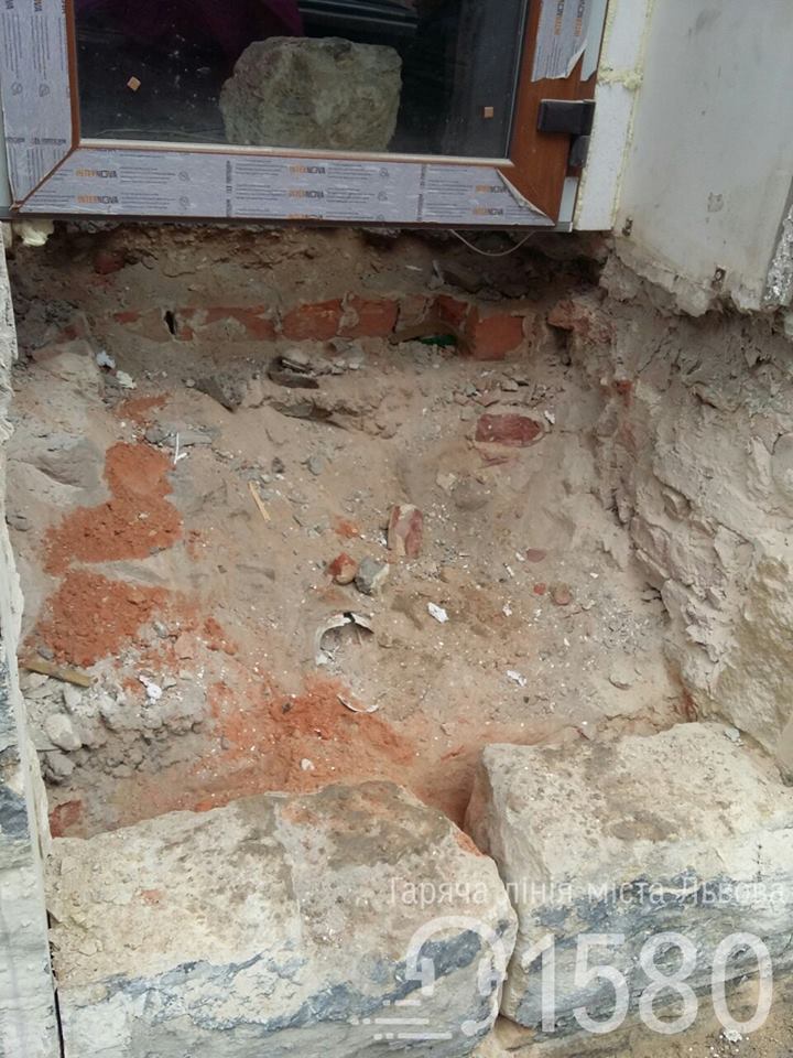 Фото 1: Самочинні роботи в&nbsp;будинку на&nbsp;вул. К. Левицького, 10 зупинено: від порушника вимагатимуть відновлення зруйнованого фасаду історичної будівлі