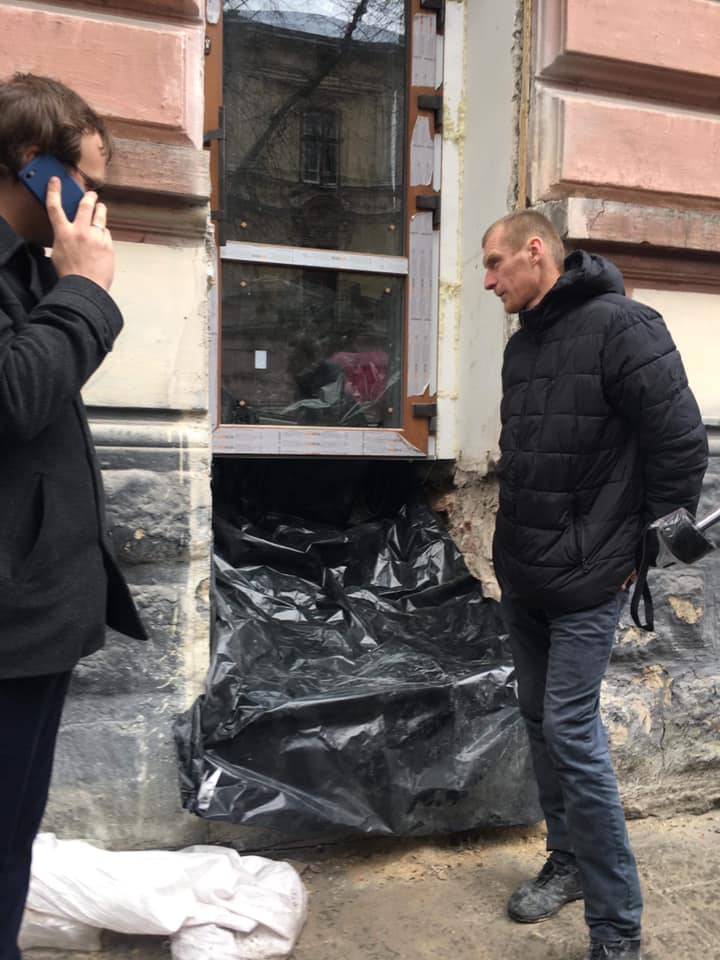 Фото 2: Самочинні роботи в&nbsp;будинку на&nbsp;вул. К. Левицького, 10 зупинено: від порушника вимагатимуть відновлення зруйнованого фасаду історичної будівлі